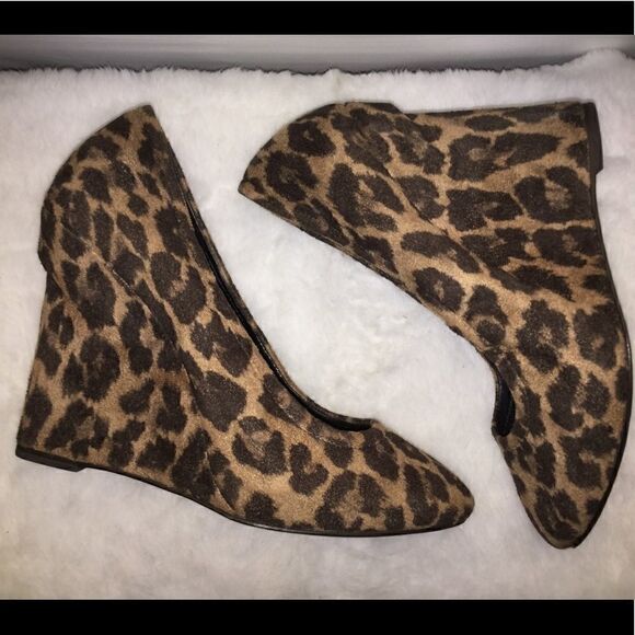 Vera Wang cheetah Wedges - Picture 1 of 6